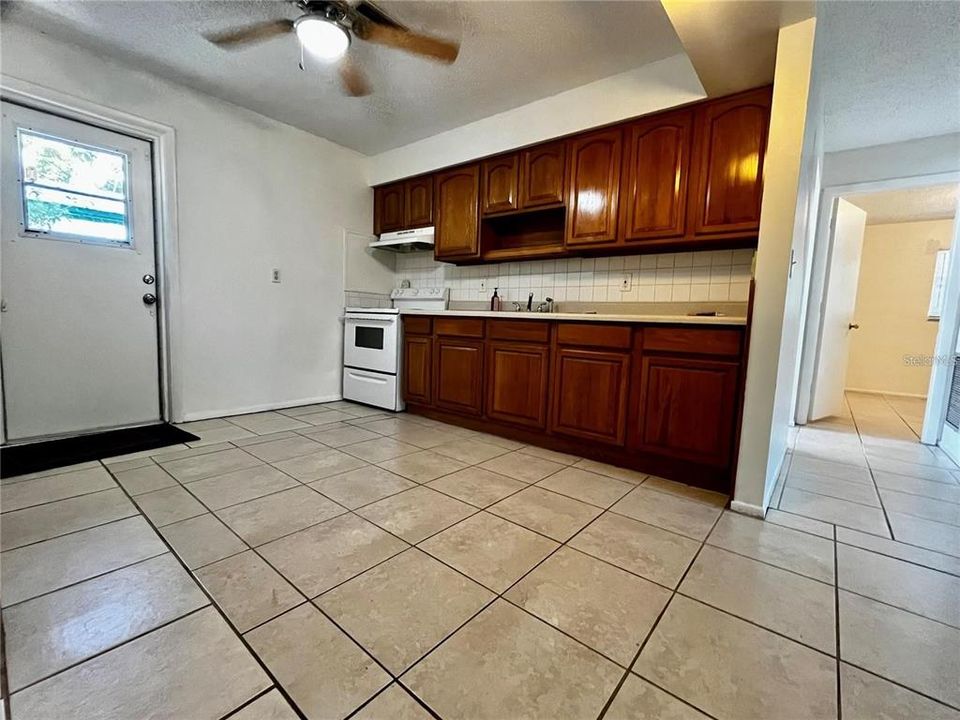 For Rent: $1,350 (2 beds, 1 baths, 875 Square Feet)