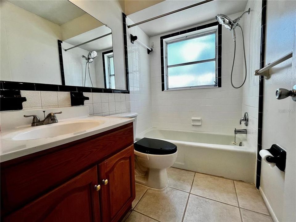 For Rent: $1,350 (2 beds, 1 baths, 875 Square Feet)