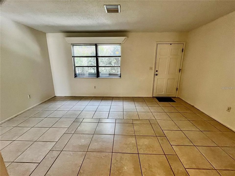 For Rent: $1,350 (2 beds, 1 baths, 875 Square Feet)