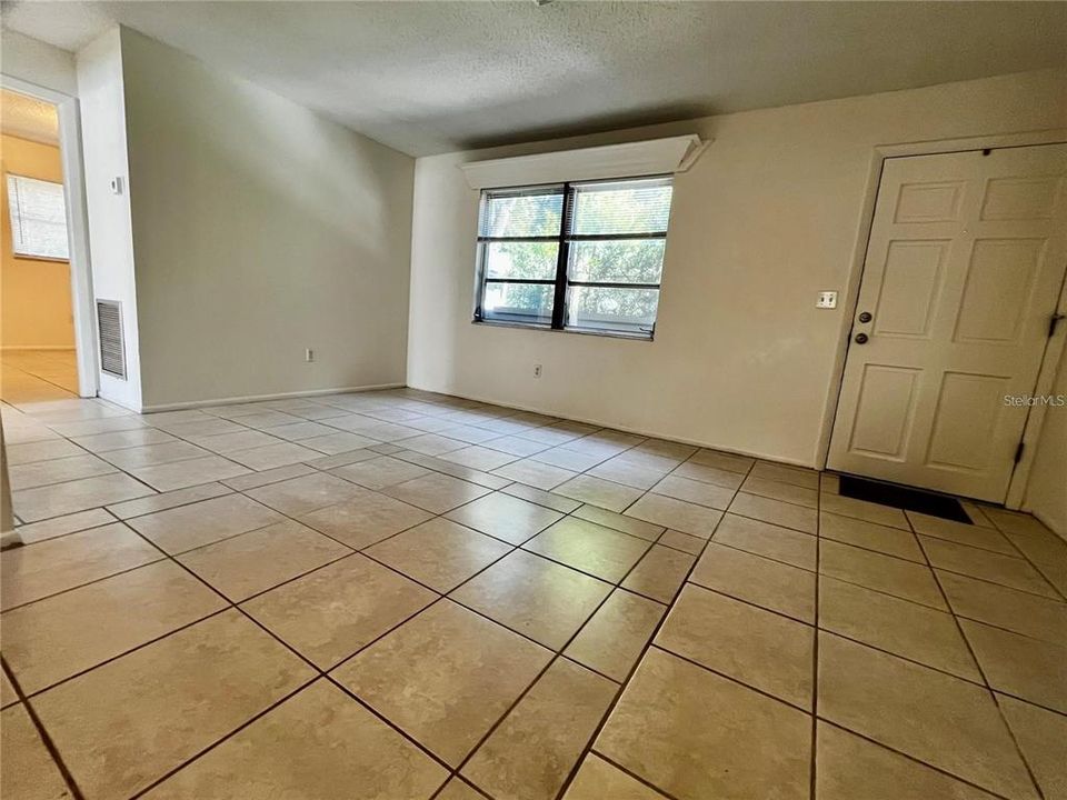 For Rent: $1,350 (2 beds, 1 baths, 875 Square Feet)