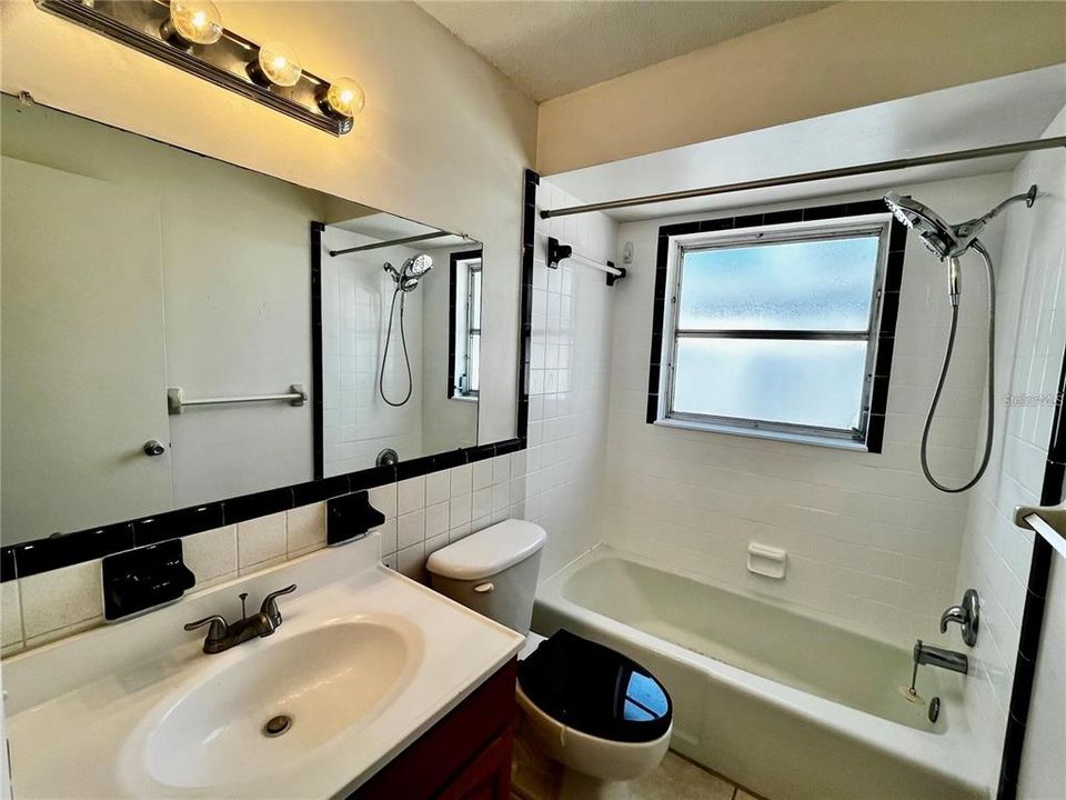 For Rent: $1,350 (2 beds, 1 baths, 875 Square Feet)