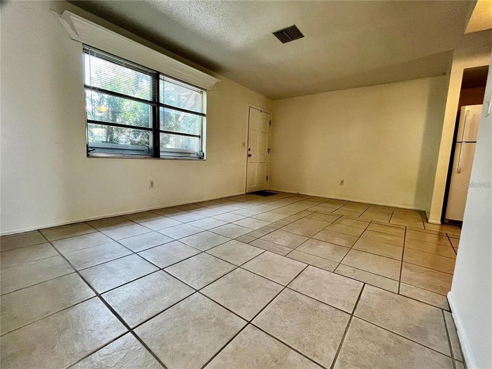 For Rent: $1,350 (2 beds, 1 baths, 875 Square Feet)