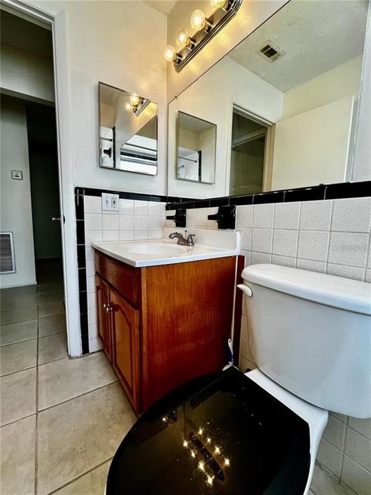 For Rent: $1,350 (2 beds, 1 baths, 875 Square Feet)