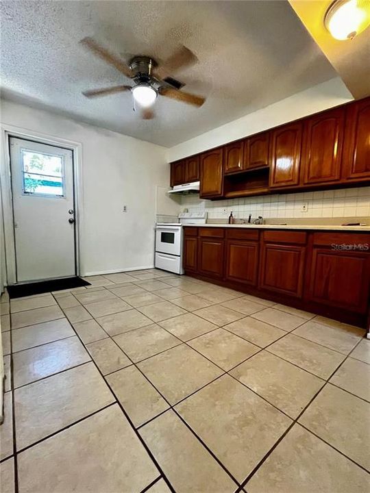 For Rent: $1,350 (2 beds, 1 baths, 875 Square Feet)