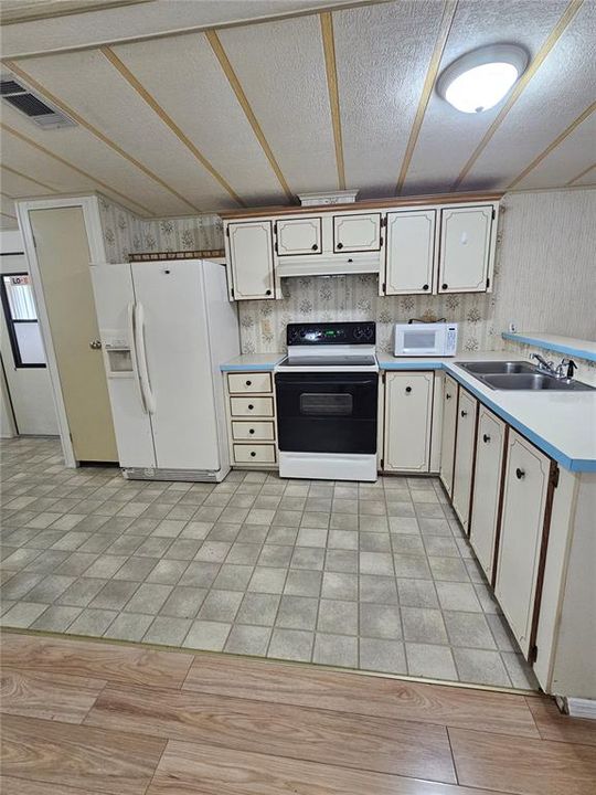 For Rent: $1,500 (2 beds, 1 baths, 728 Square Feet)
