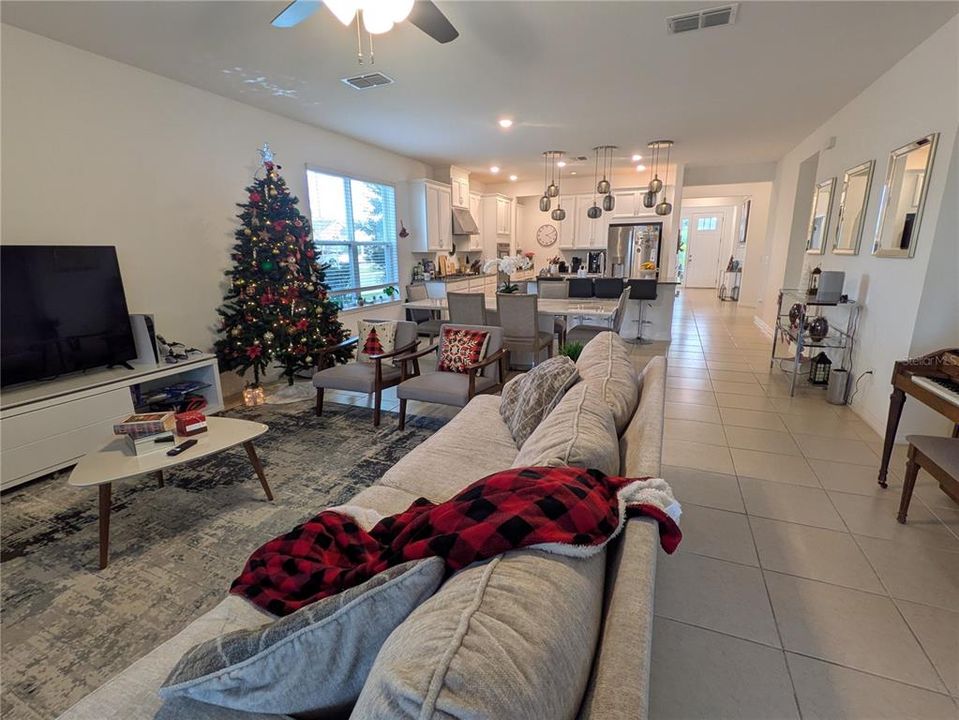 En Venta: $524,999 (4 camas, 3 baños, 2400 Pies cuadrados)