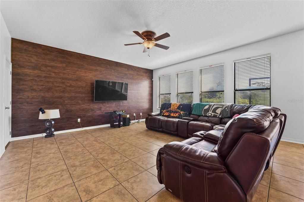 En Venta: $435,000 (4 camas, 3 baños, 2614 Pies cuadrados)