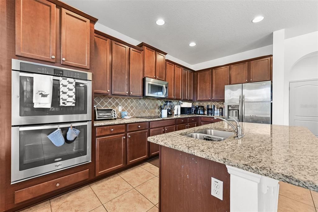 En Venta: $435,000 (4 camas, 3 baños, 2614 Pies cuadrados)