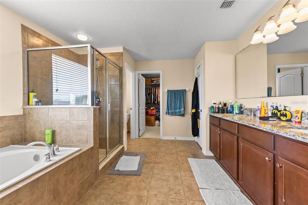 En Venta: $435,000 (4 camas, 3 baños, 2614 Pies cuadrados)