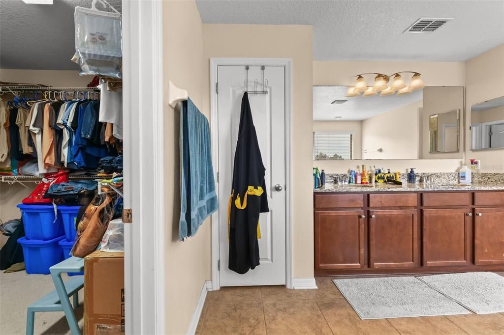 En Venta: $435,000 (4 camas, 3 baños, 2614 Pies cuadrados)