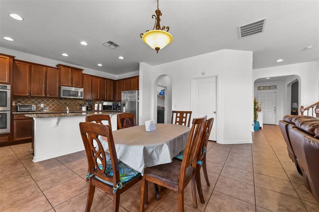 En Venta: $435,000 (4 camas, 3 baños, 2614 Pies cuadrados)