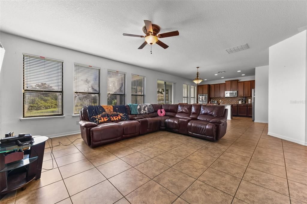 En Venta: $435,000 (4 camas, 3 baños, 2614 Pies cuadrados)