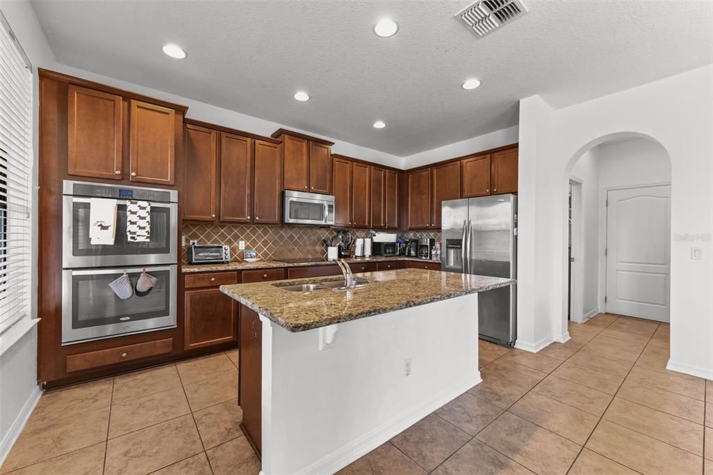 En Venta: $435,000 (4 camas, 3 baños, 2614 Pies cuadrados)