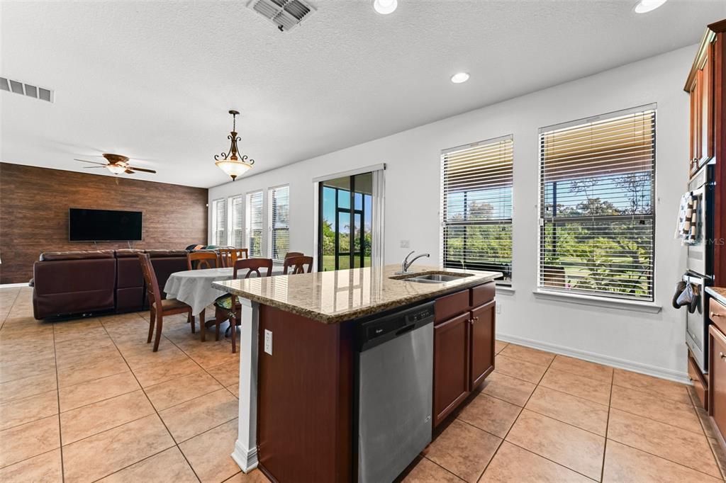 En Venta: $435,000 (4 camas, 3 baños, 2614 Pies cuadrados)