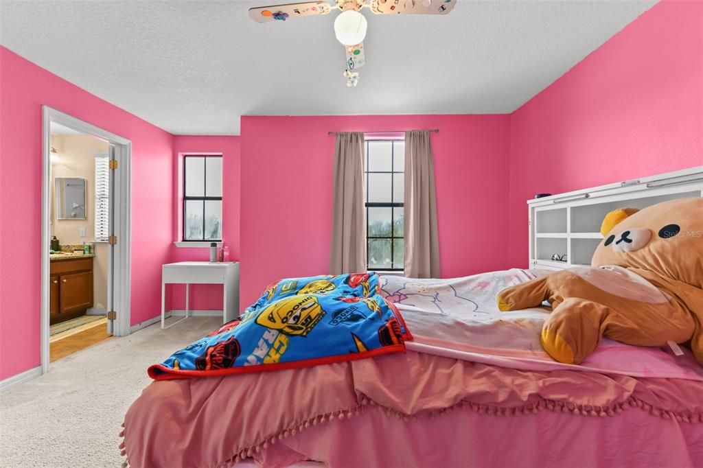 En Venta: $435,000 (4 camas, 3 baños, 2614 Pies cuadrados)