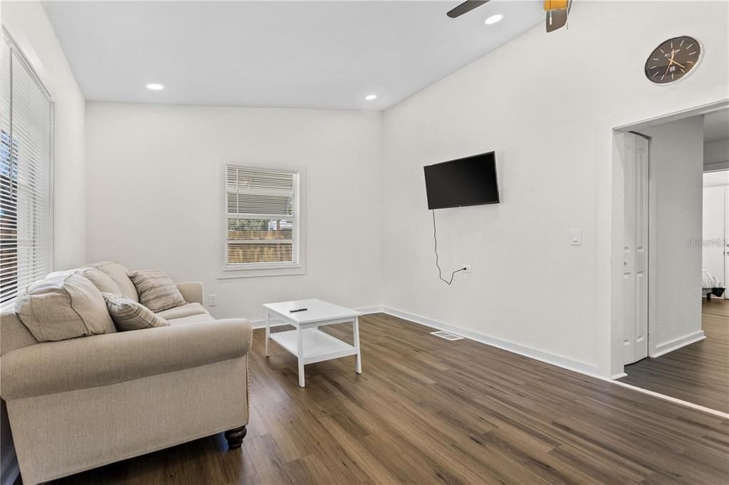 В аренду: $2,000 (3 спален, 1 ванн, 962 Квадратных фут)