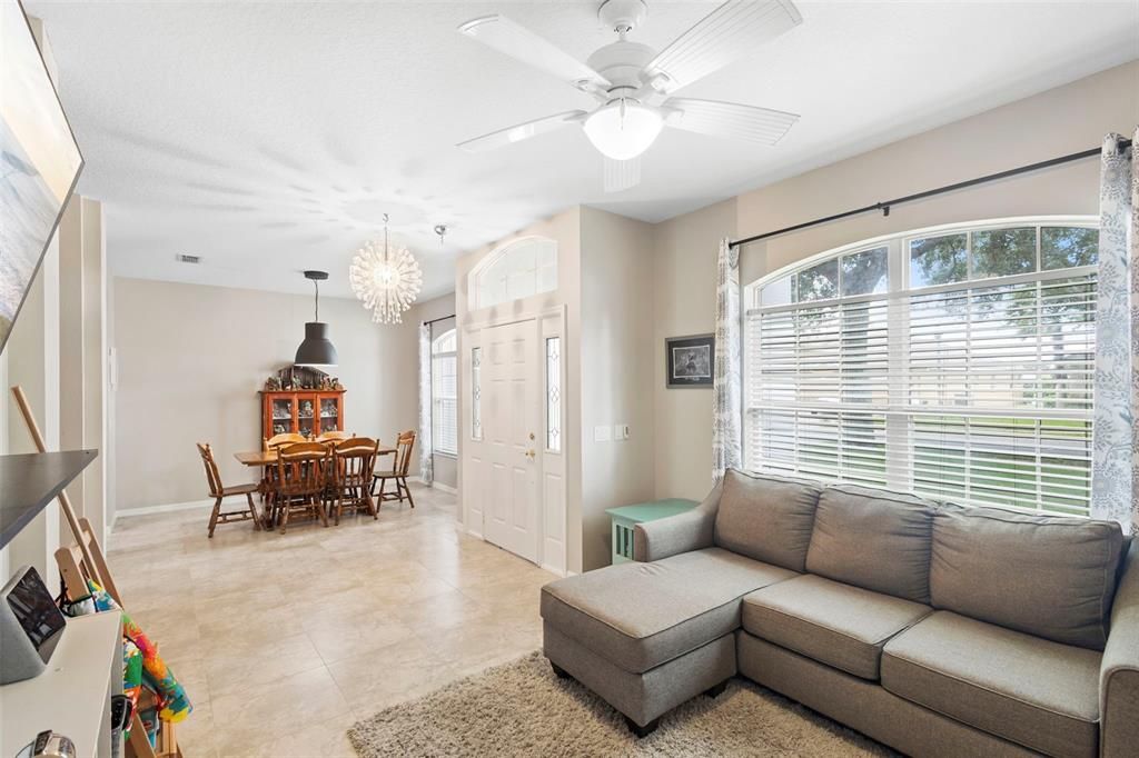 En Venta: $435,000 (4 camas, 3 baños, 2305 Pies cuadrados)