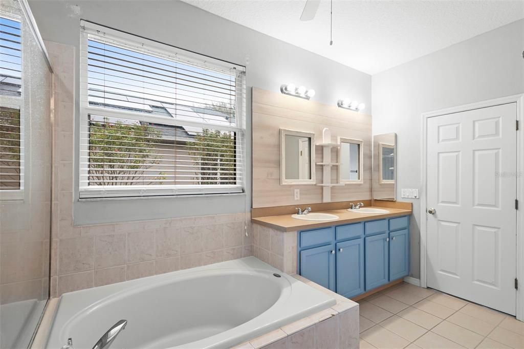 En Venta: $435,000 (4 camas, 3 baños, 2305 Pies cuadrados)