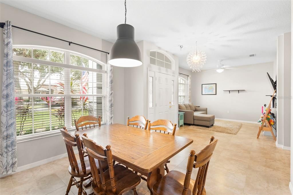 En Venta: $435,000 (4 camas, 3 baños, 2305 Pies cuadrados)