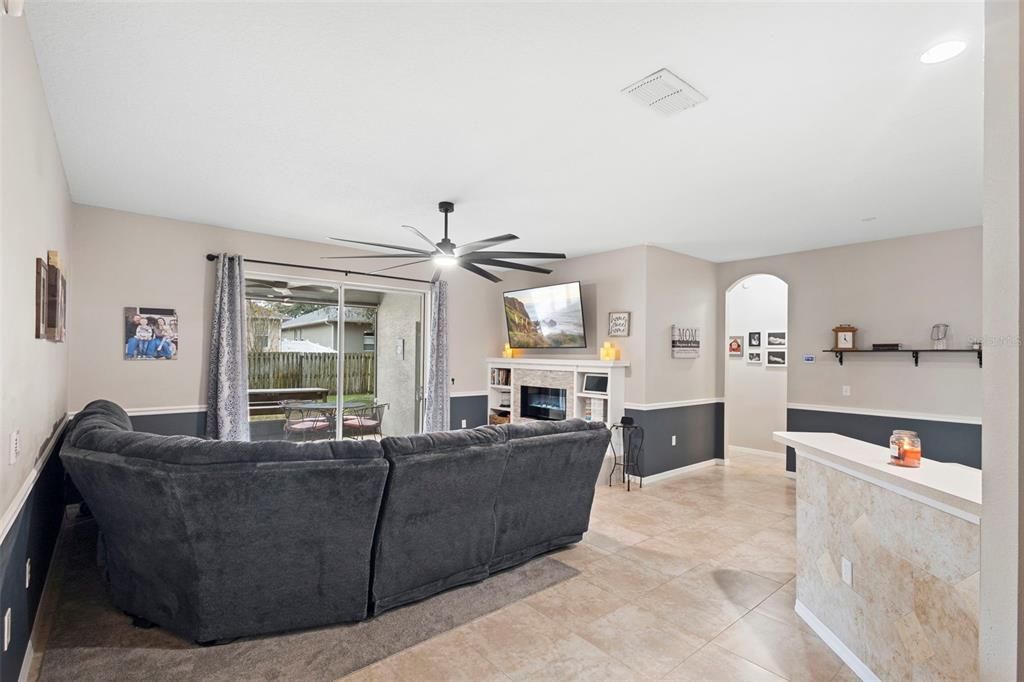 En Venta: $435,000 (4 camas, 3 baños, 2305 Pies cuadrados)