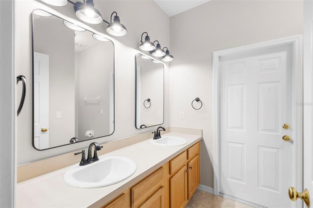 En Venta: $435,000 (4 camas, 3 baños, 2305 Pies cuadrados)