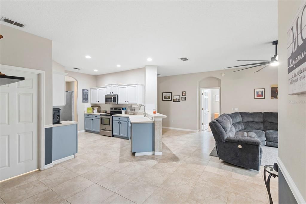 En Venta: $435,000 (4 camas, 3 baños, 2305 Pies cuadrados)