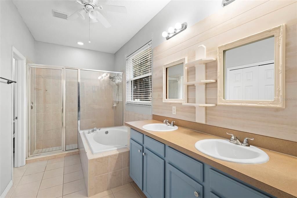 En Venta: $435,000 (4 camas, 3 baños, 2305 Pies cuadrados)