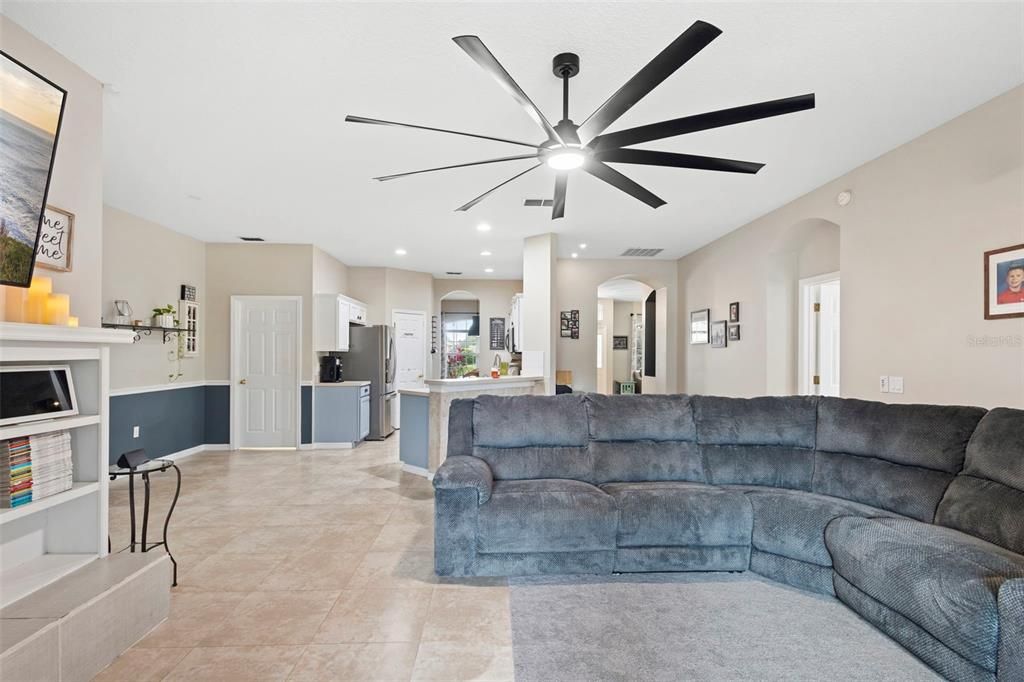 En Venta: $435,000 (4 camas, 3 baños, 2305 Pies cuadrados)