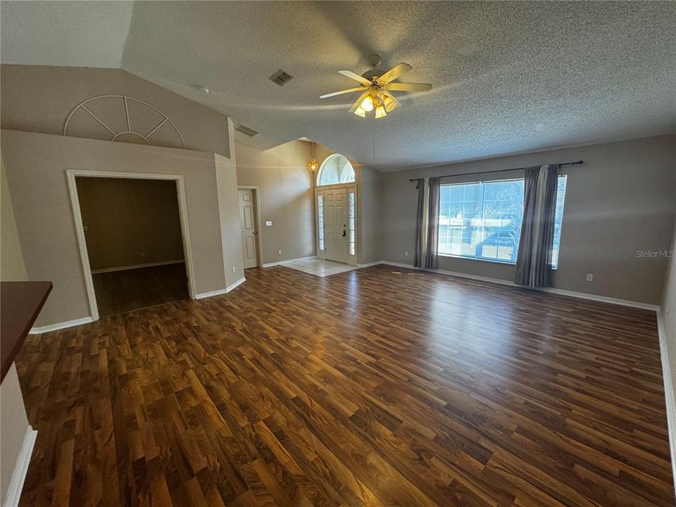 For Rent: $1,850 (3 beds, 2 baths, 1870 Square Feet)