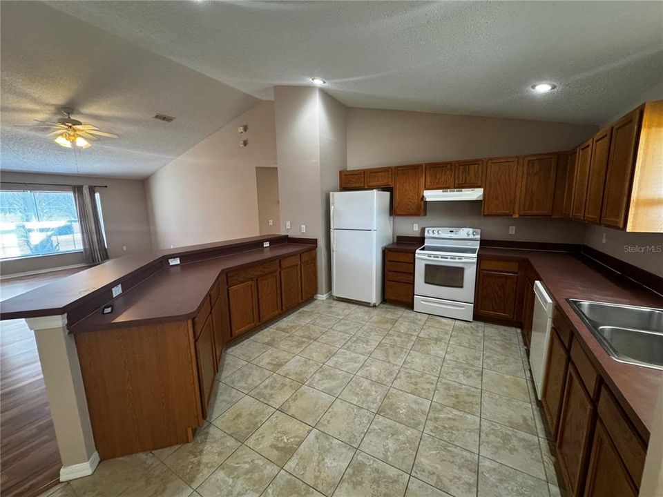 For Rent: $1,850 (3 beds, 2 baths, 1870 Square Feet)