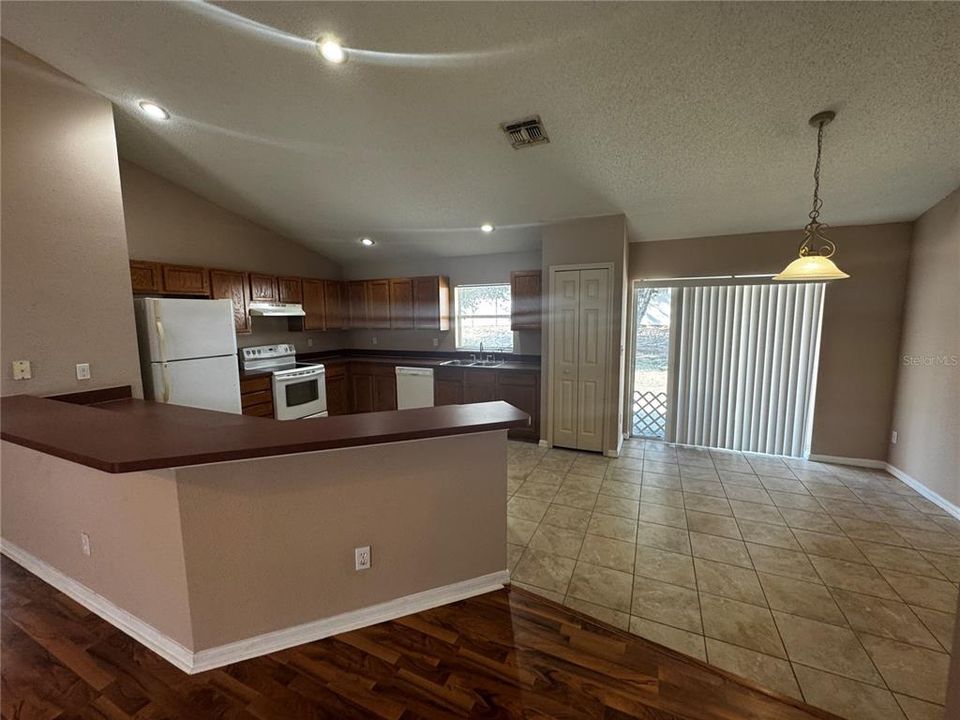 For Rent: $1,850 (3 beds, 2 baths, 1870 Square Feet)