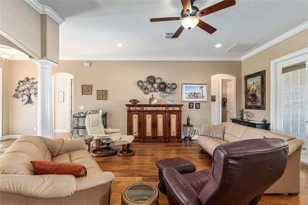 En Venta: $430,000 (4 camas, 3 baños, 2297 Pies cuadrados)