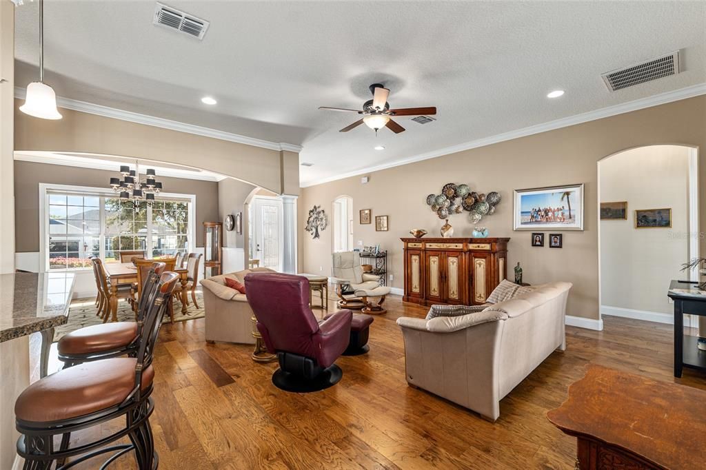 En Venta: $430,000 (4 camas, 3 baños, 2297 Pies cuadrados)