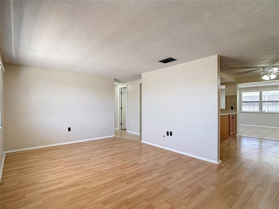 На продажу: $219,999 (2 спален, 2 ванн, 1168 Квадратных фут)