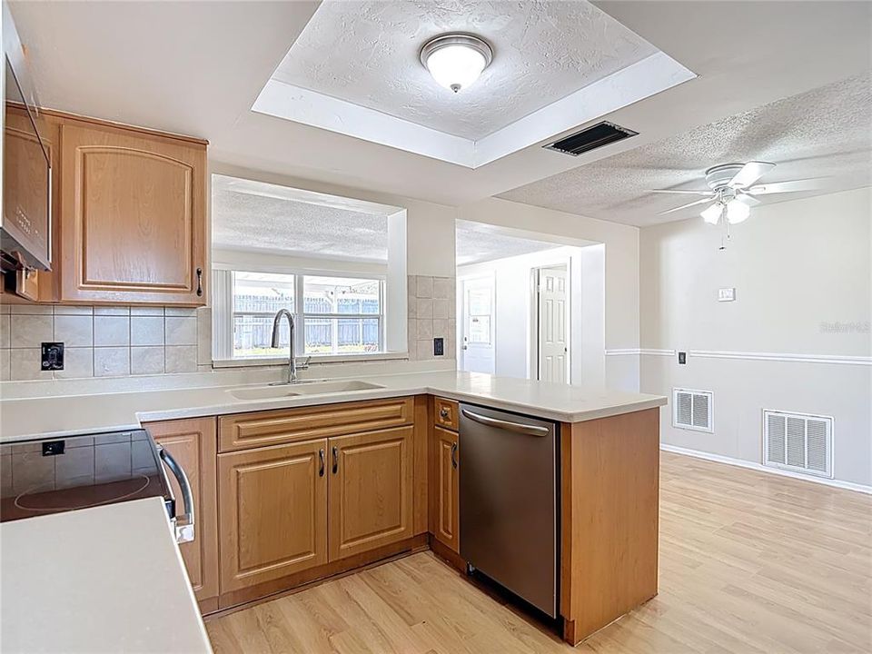 На продажу: $219,999 (2 спален, 2 ванн, 1168 Квадратных фут)