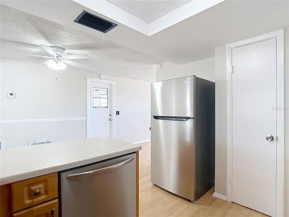 На продажу: $219,999 (2 спален, 2 ванн, 1168 Квадратных фут)