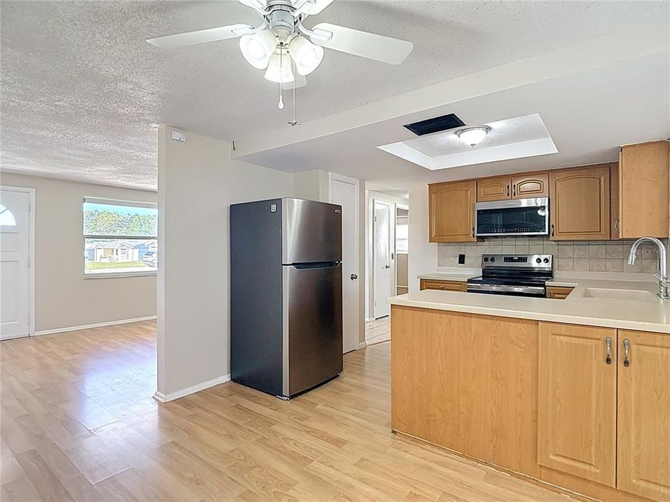 На продажу: $219,999 (2 спален, 2 ванн, 1168 Квадратных фут)