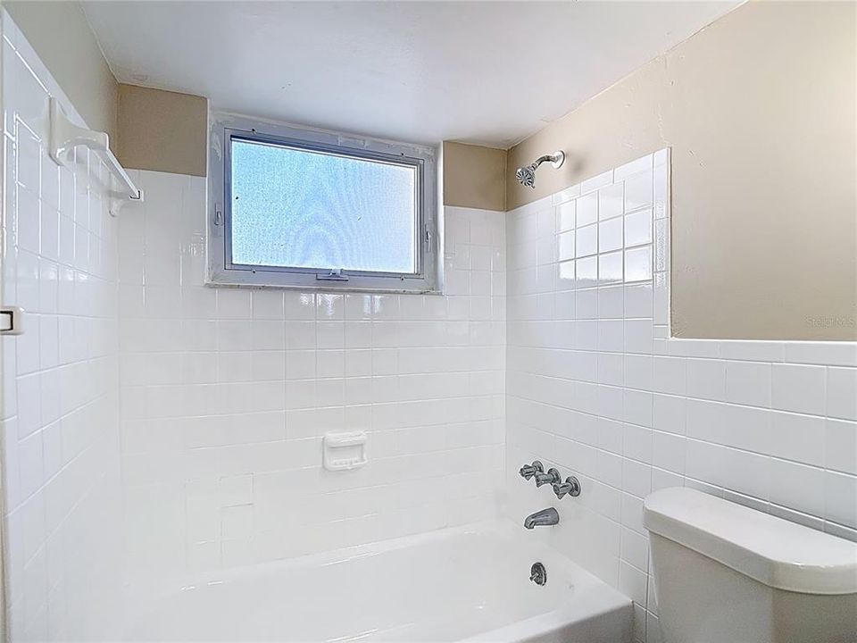 На продажу: $219,999 (2 спален, 2 ванн, 1168 Квадратных фут)