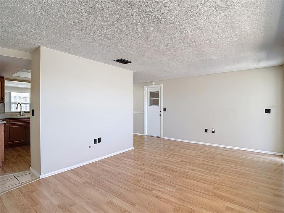 На продажу: $219,999 (2 спален, 2 ванн, 1168 Квадратных фут)