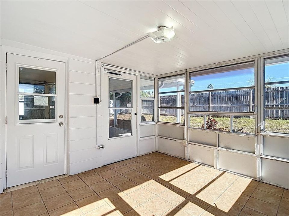 На продажу: $219,999 (2 спален, 2 ванн, 1168 Квадратных фут)