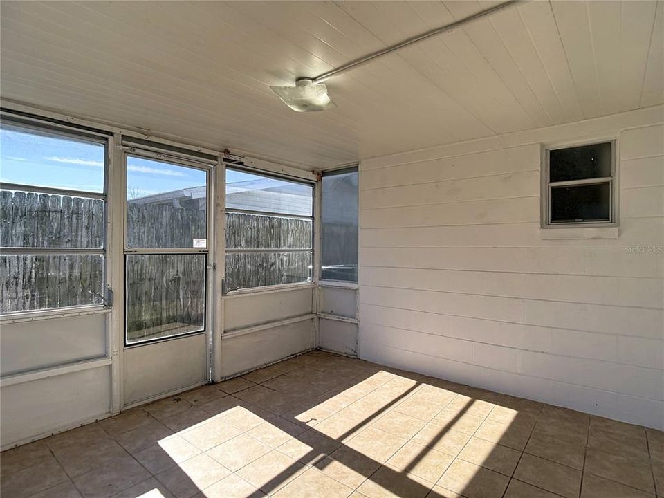 На продажу: $219,999 (2 спален, 2 ванн, 1168 Квадратных фут)