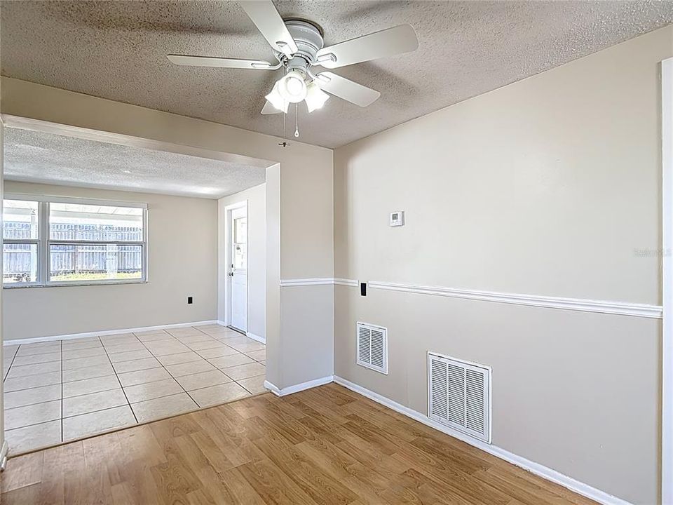 На продажу: $219,999 (2 спален, 2 ванн, 1168 Квадратных фут)