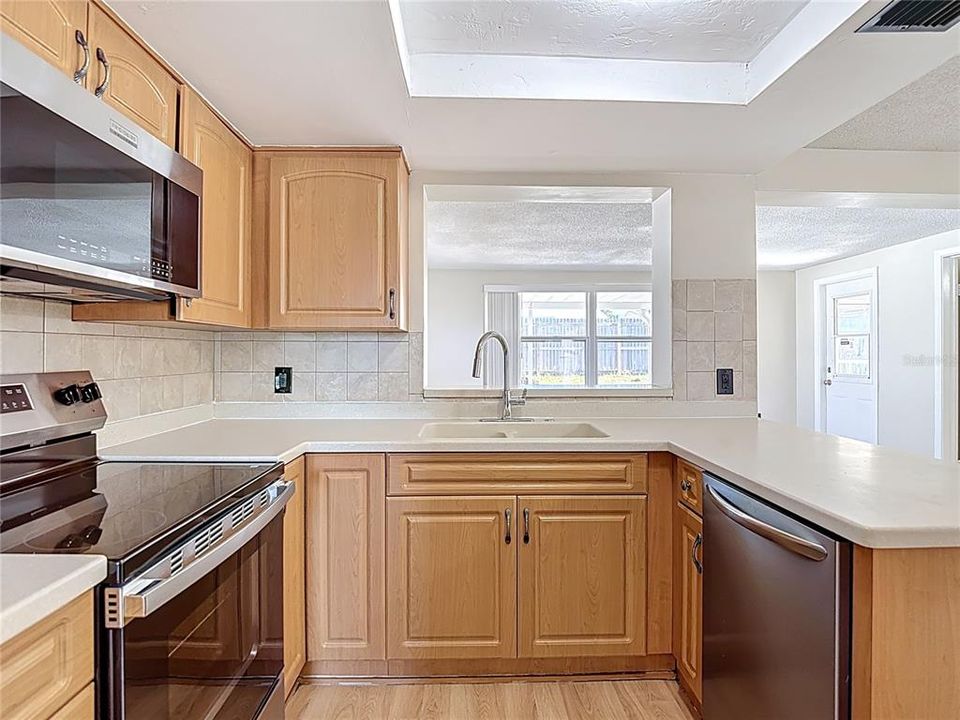 На продажу: $219,999 (2 спален, 2 ванн, 1168 Квадратных фут)