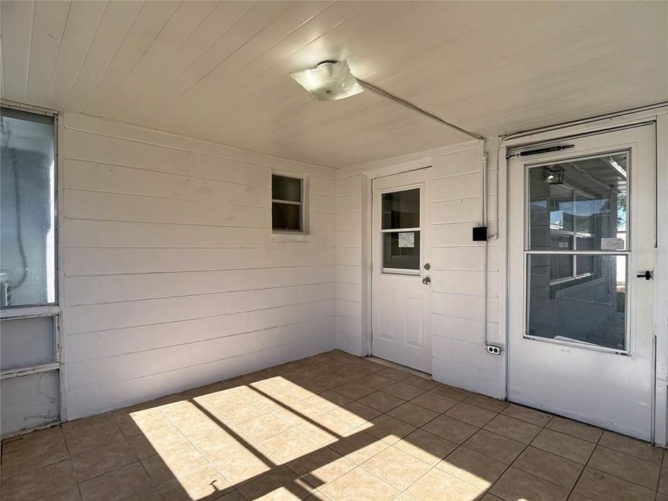 На продажу: $219,999 (2 спален, 2 ванн, 1168 Квадратных фут)