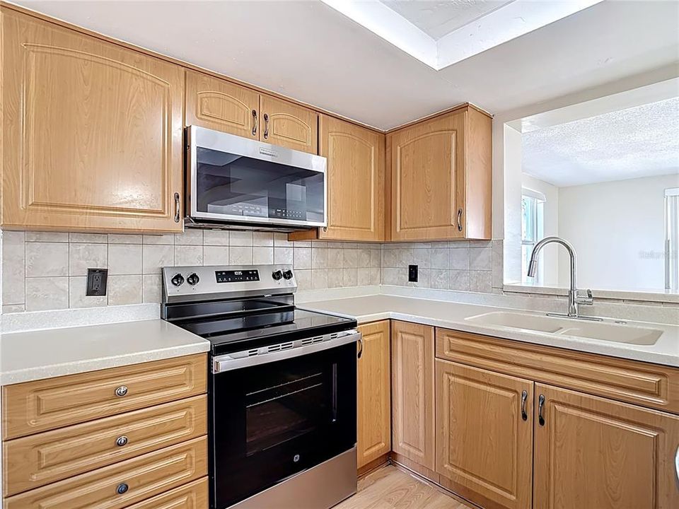 На продажу: $219,999 (2 спален, 2 ванн, 1168 Квадратных фут)