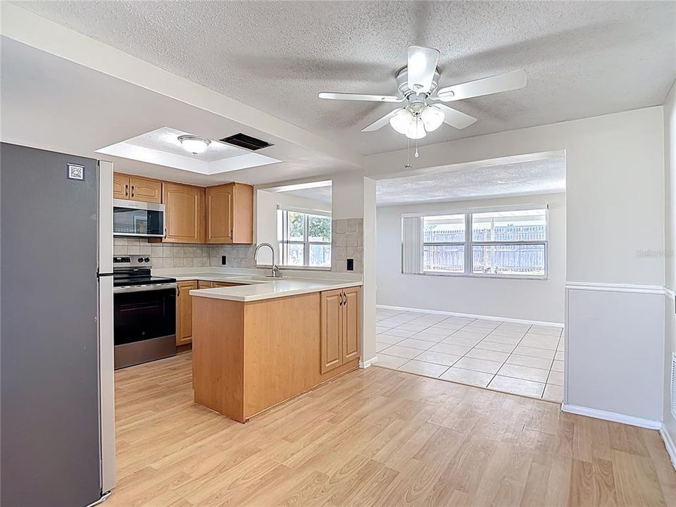 На продажу: $219,999 (2 спален, 2 ванн, 1168 Квадратных фут)