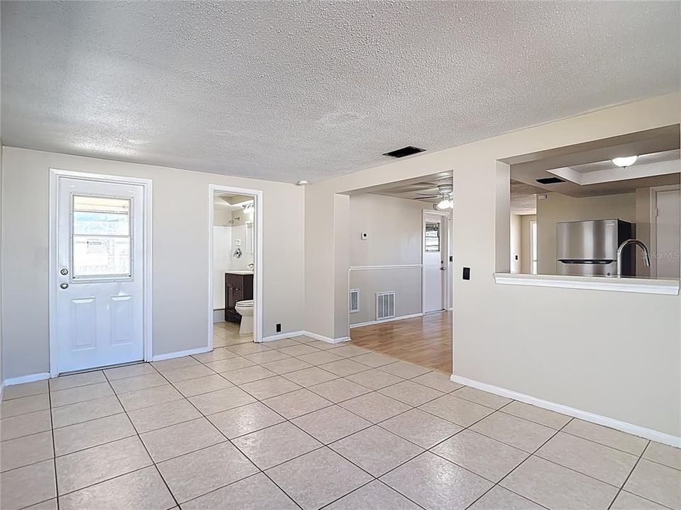 На продажу: $219,999 (2 спален, 2 ванн, 1168 Квадратных фут)