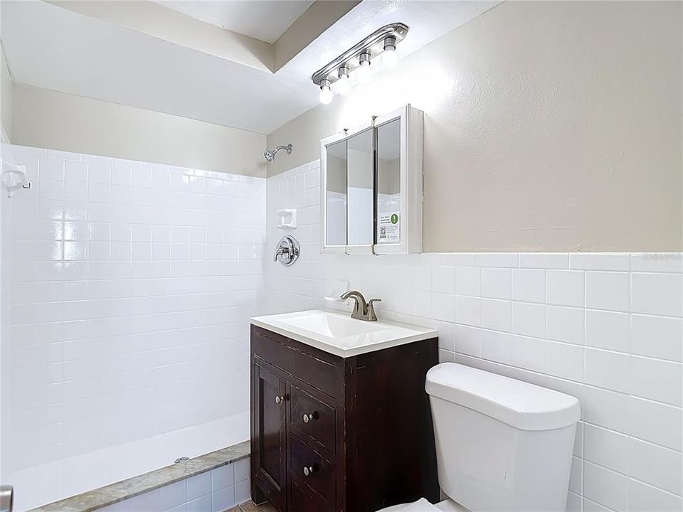 На продажу: $219,999 (2 спален, 2 ванн, 1168 Квадратных фут)