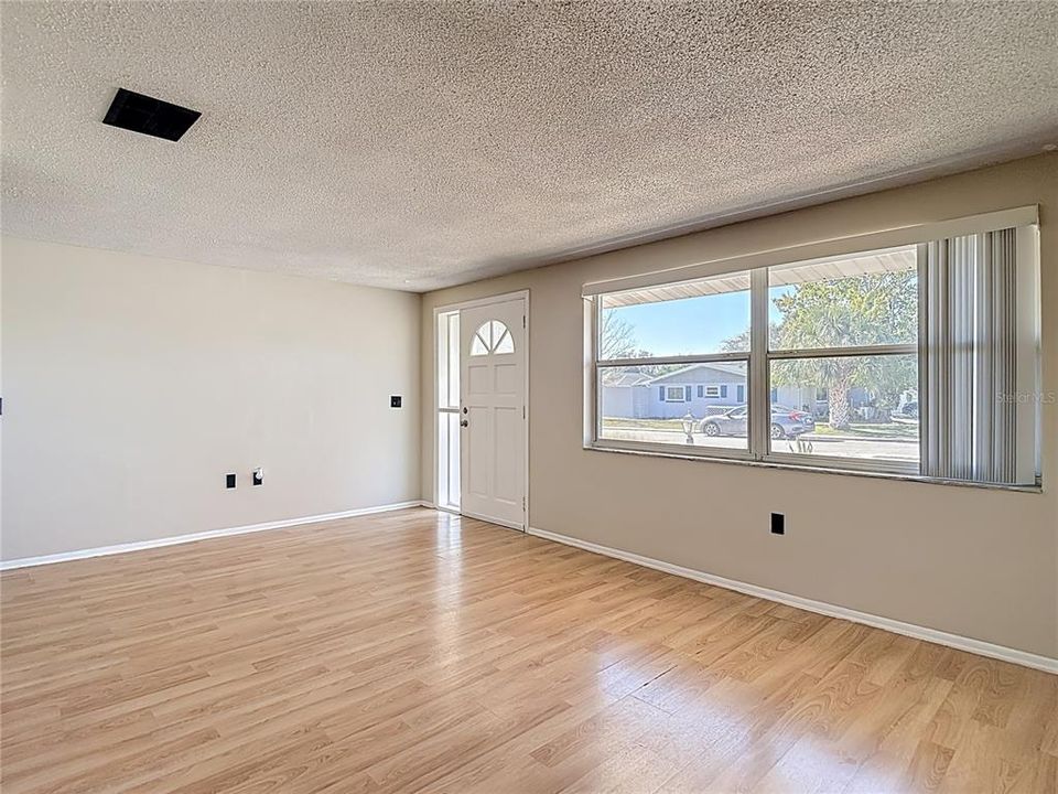 На продажу: $219,999 (2 спален, 2 ванн, 1168 Квадратных фут)