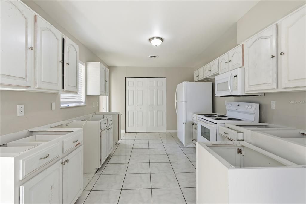 For Sale: $179,900 (4 beds, 2 baths, 1706 Square Feet)